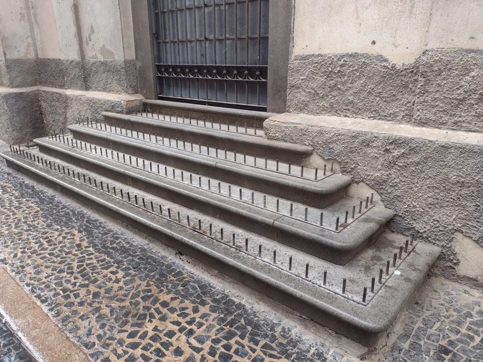 Espetos na entradas da Catedral Metropolitana de Campinas