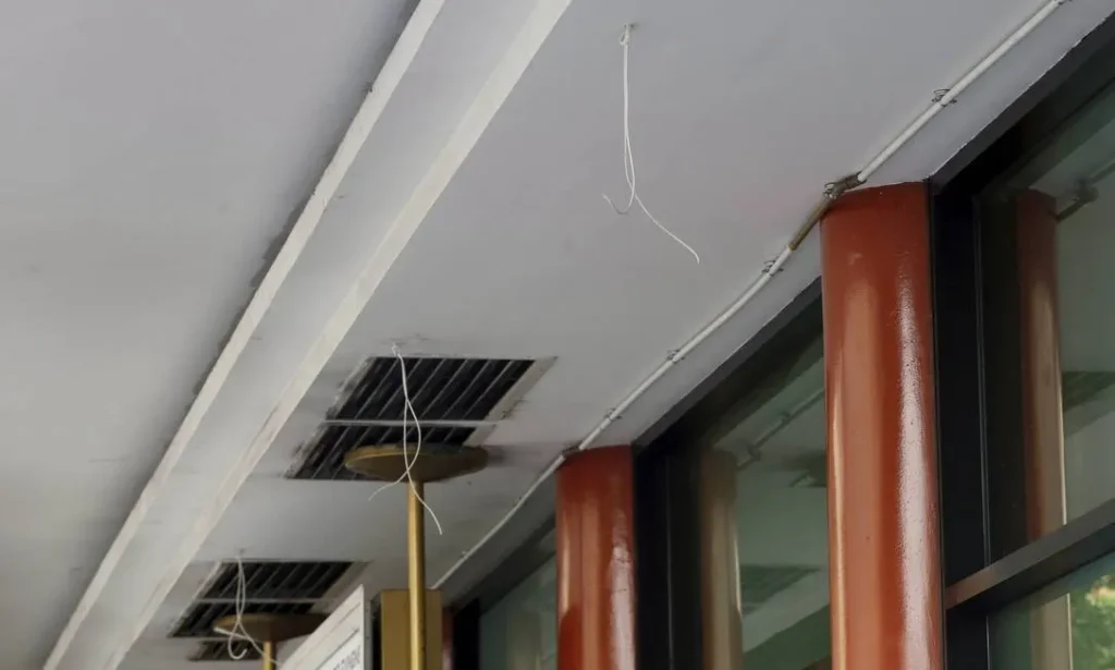 Exemplo de arquitetura hostil condomínio instalou um chuveirinho debaixo da marquise do prédio