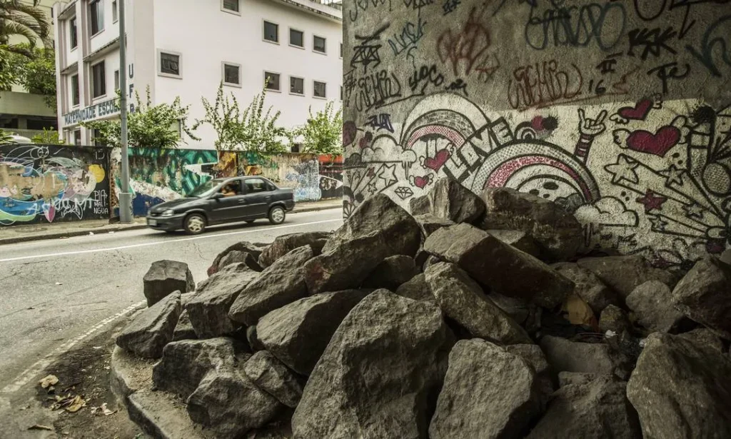 Exemplo de arquitetura hostil pedras em espaços publicos